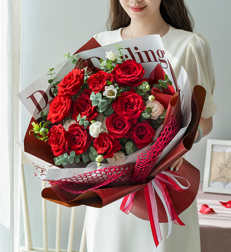 衡阳女朋友生日,送玫瑰花束合适还是百合花更好?